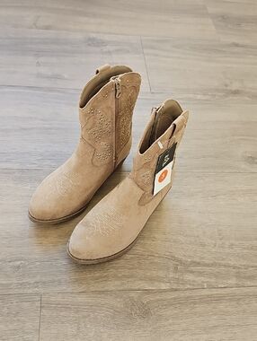 Art Class Girls Tan Suede Western Ankle Boots Size 3